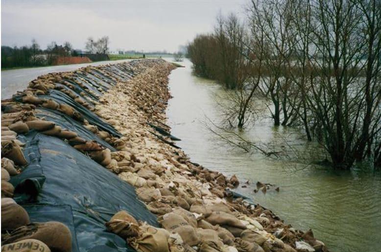 Plastic vervuiling begint op het land, geotextiel