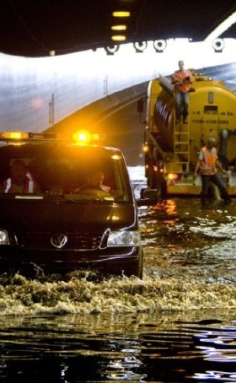 Wateroverlast Botlektunnel Nederland