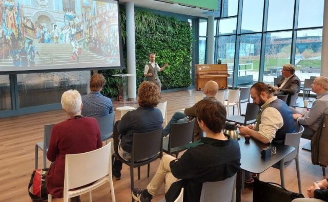 Koen Berends aan het woord tijdens het symposium bij Deltares